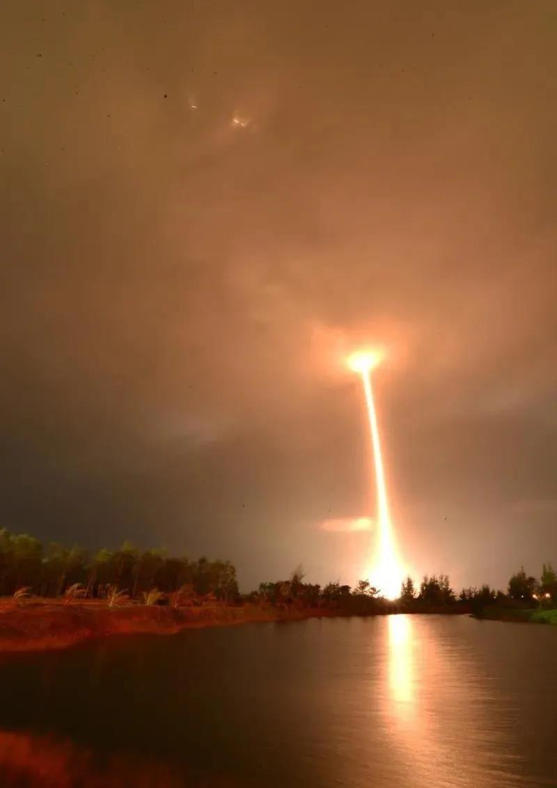 嫦娥五號(hào)升空.jpg 嫦娥五號(hào)升空.jpg